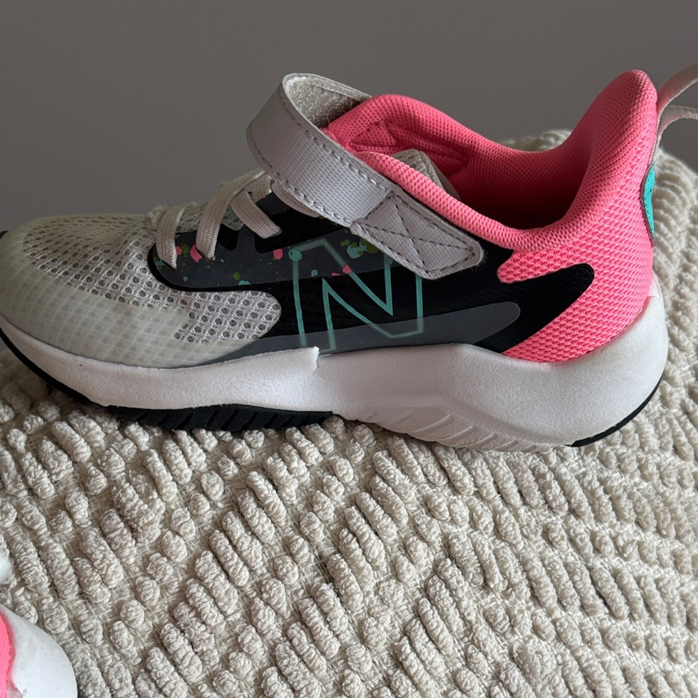 New Balance White Mesh Sneakers with Pink Lining and Aqua Splatter - Picture 3 of 6